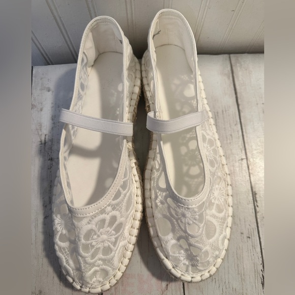 Universal Thread Women’s Size 9 White Lace Floral Espadrille Flats Mary Jane - Picture 2 of 11